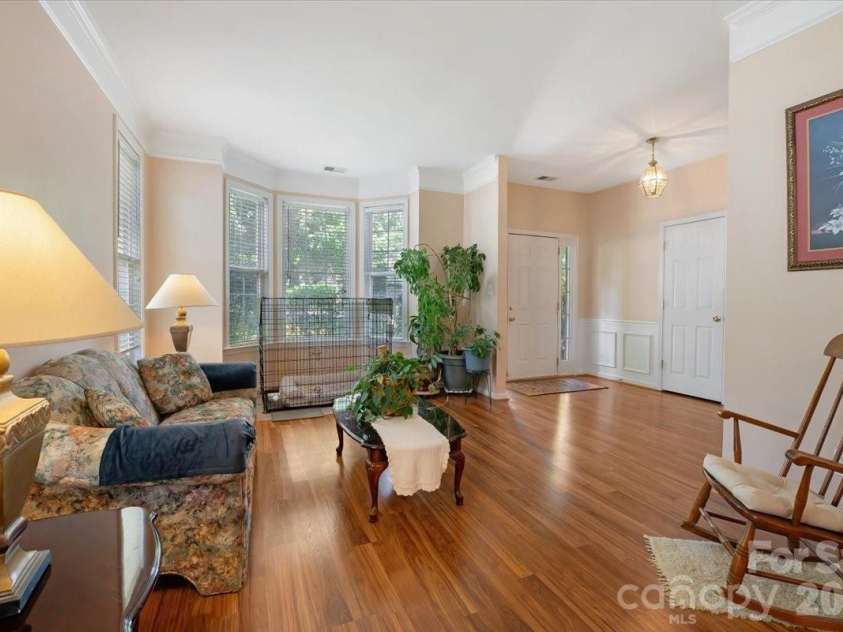 11932 Fox Glen Road, Charlotte, NC 28269.  MLS# CAR4402298, YatesRealty ID 37682. Flex space with abyb windows