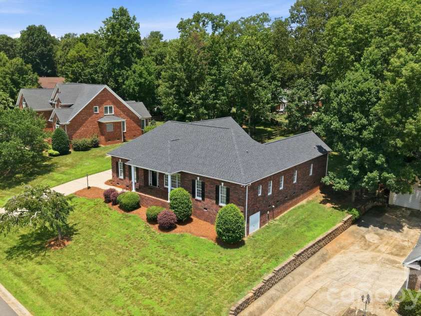 4024 Wild Nursery Court, Charlotte, NC 28215.  MLS# CAR4400472, YatesRealty ID 37683. 
