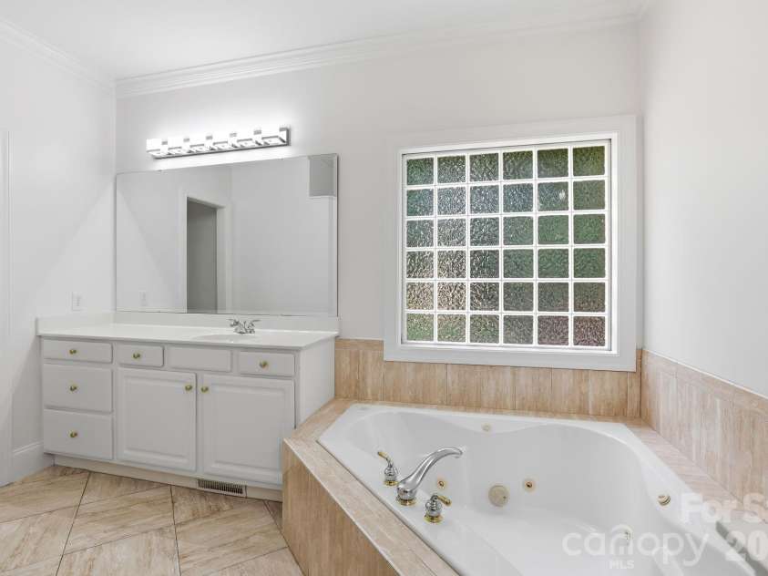 4024 Wild Nursery Court, Charlotte, NC 28215.  MLS# CAR4400472, YatesRealty ID 37683. 