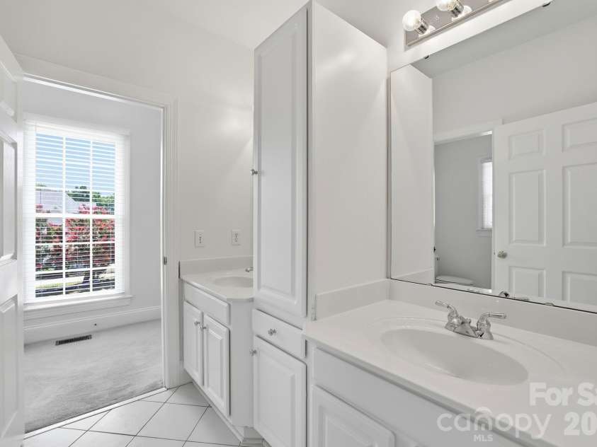 4024 Wild Nursery Court, Charlotte, NC 28215.  MLS# CAR4400472, YatesRealty ID 37683. 