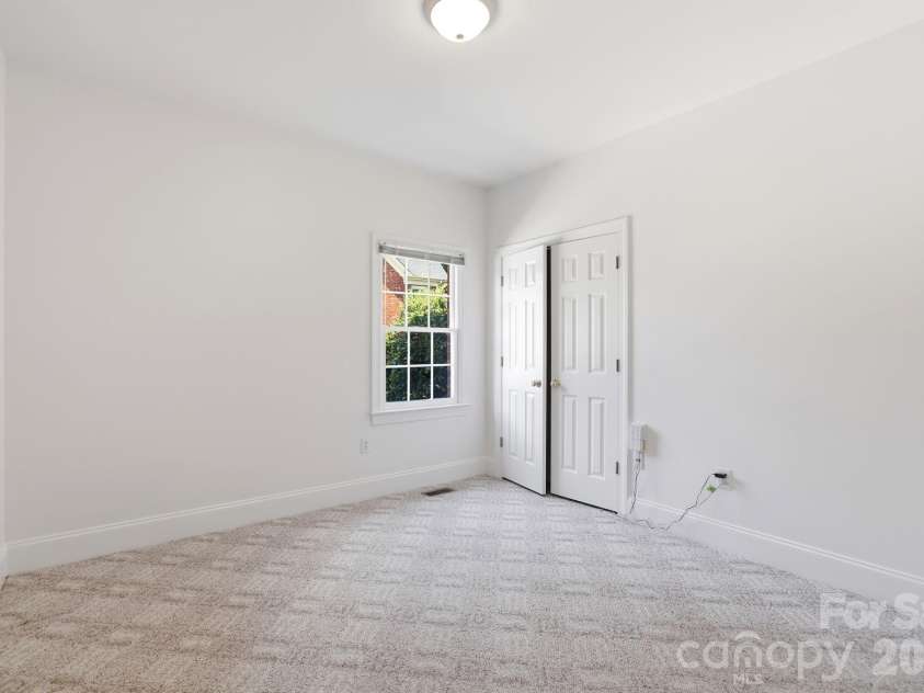 4024 Wild Nursery Court, Charlotte, NC 28215.  MLS# CAR4400472, YatesRealty ID 37683. 