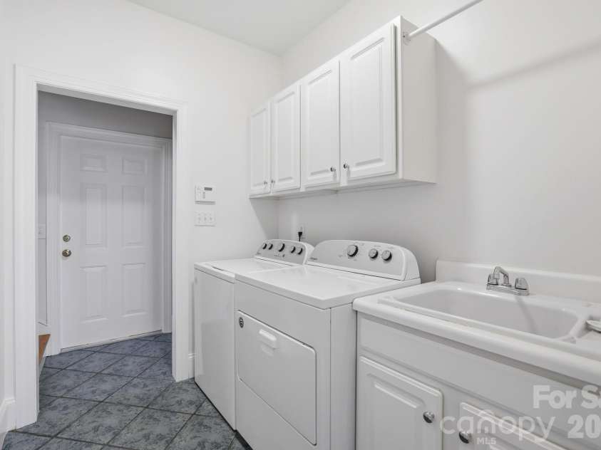 4024 Wild Nursery Court, Charlotte, NC 28215.  MLS# CAR4400472, YatesRealty ID 37683. 