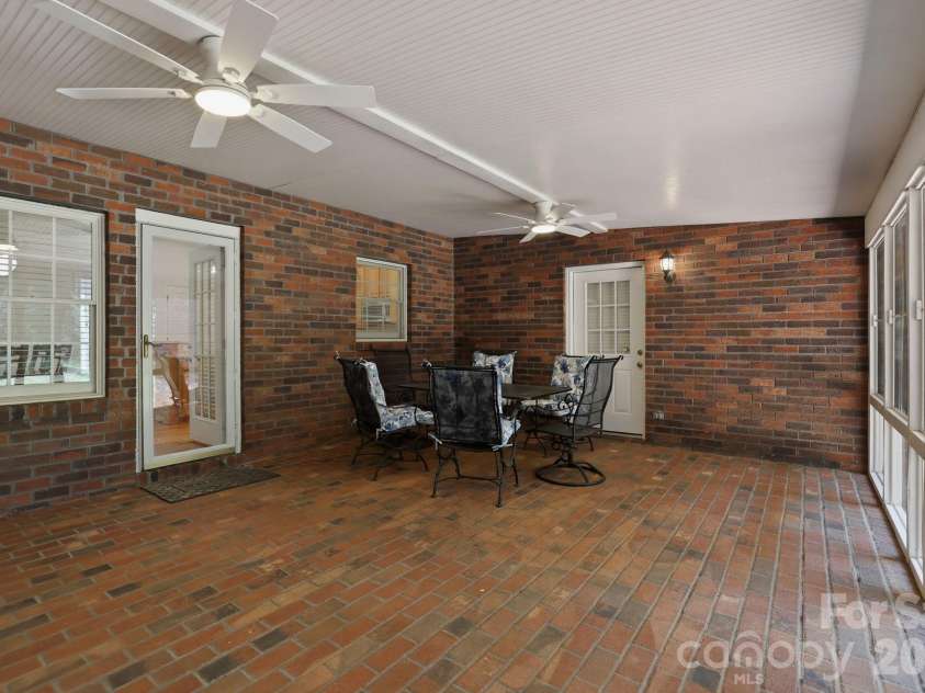 4024 Wild Nursery Court, Charlotte, NC 28215.  MLS# CAR4400472, YatesRealty ID 37683. 