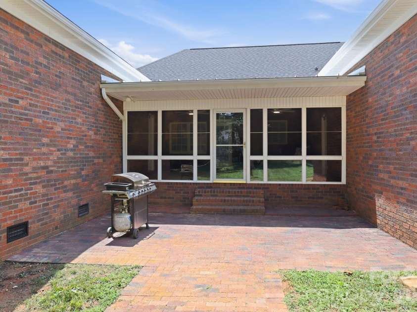 4024 Wild Nursery Court, Charlotte, NC 28215.  MLS# CAR4400472, YatesRealty ID 37683. 