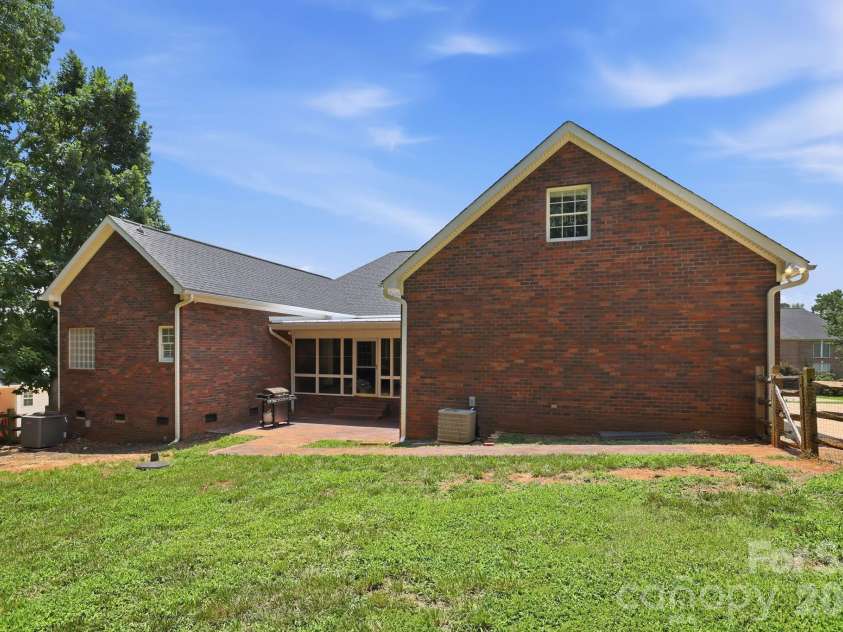 4024 Wild Nursery Court, Charlotte, NC 28215.  MLS# CAR4400472, YatesRealty ID 37683. 