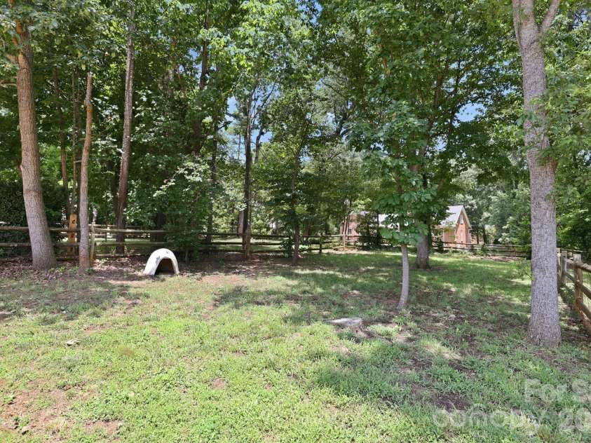 4024 Wild Nursery Court, Charlotte, NC 28215.  MLS# CAR4400472, YatesRealty ID 37683. 