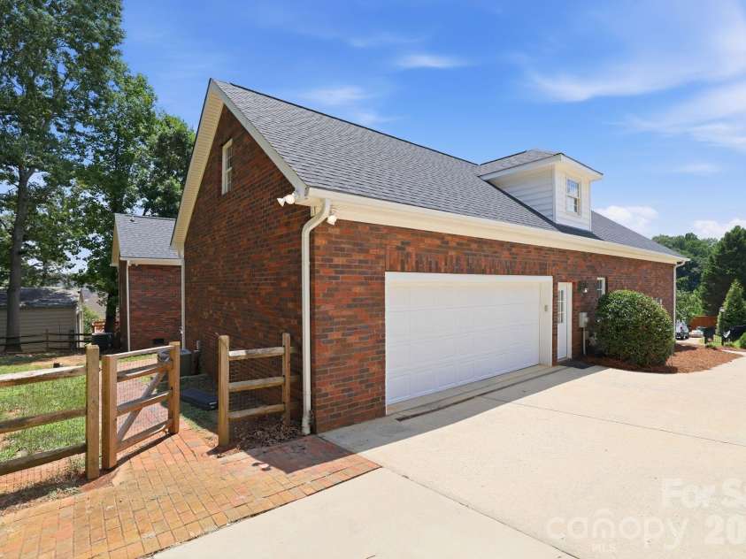 4024 Wild Nursery Court, Charlotte, NC 28215.  MLS# CAR4400472, YatesRealty ID 37683. 