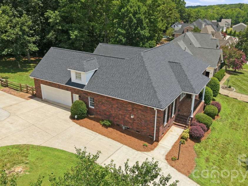 4024 Wild Nursery Court, Charlotte, NC 28215.  MLS# CAR4400472, YatesRealty ID 37683. 