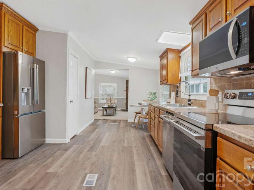 125 Red Fox Court, Mount Holly, NC 28120.  MLS# CAR4403020, YatesRealty ID 37684. Spacious kitchen with new stainless appliances
