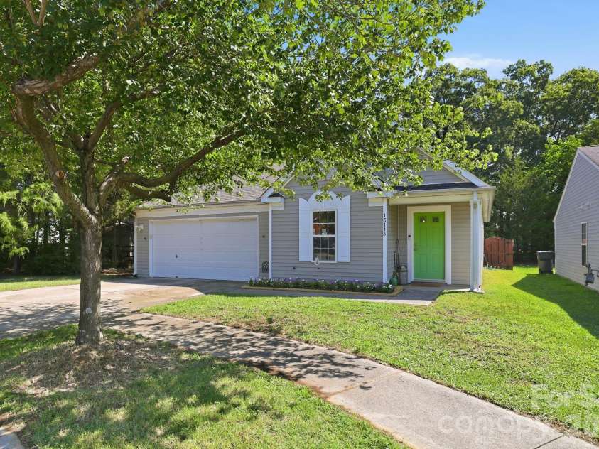 13113 Young Fawn Court, Charlotte, NC 28278.  MLS# CAR4402691, YatesRealty ID 37686. Welcome home to 13113 Young Fawn Ct