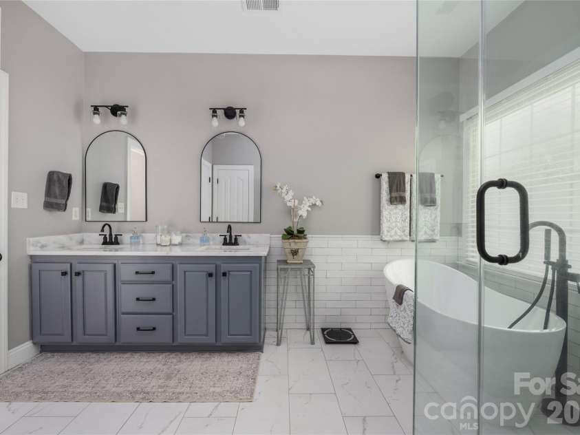 4034 Nicole Eileen Lane, Charlotte, NC 28216.  MLS# CAR4403119, YatesRealty ID 37687. 
