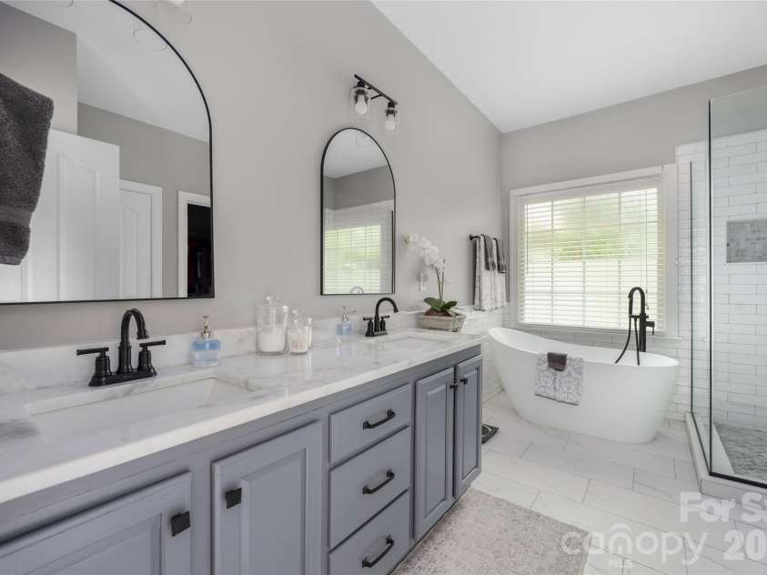 4034 Nicole Eileen Lane, Charlotte, NC 28216.  MLS# CAR4403119, YatesRealty ID 37687. 