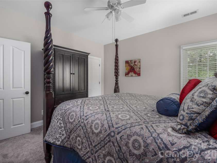 4034 Nicole Eileen Lane, Charlotte, NC 28216.  MLS# CAR4403119, YatesRealty ID 37687. 