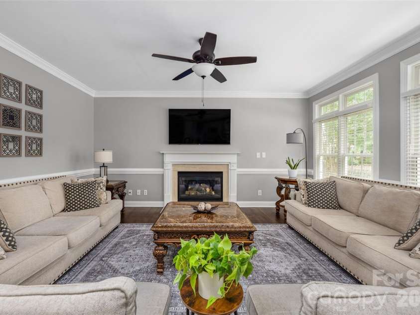 4034 Nicole Eileen Lane, Charlotte, NC 28216.  MLS# CAR4403119, YatesRealty ID 37687. Great room
