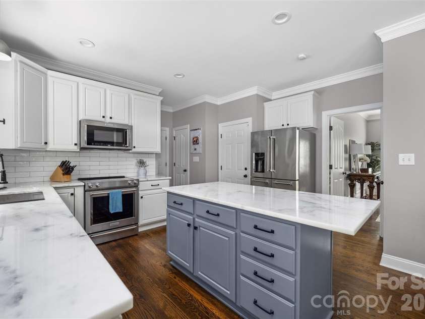 4034 Nicole Eileen Lane, Charlotte, NC 28216.  MLS# CAR4403119, YatesRealty ID 37687. Kitchen