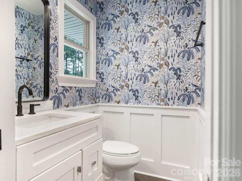 3928 Kitley Place, Charlotte, NC 28210.  MLS# CAR4401783, YatesRealty ID 37688. Primary Bath