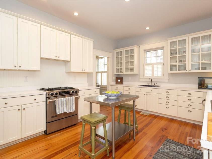 809 Worthington Avenue, Charlotte, NC 28203.  MLS# CAR4230687, YatesRealty ID 3769. 