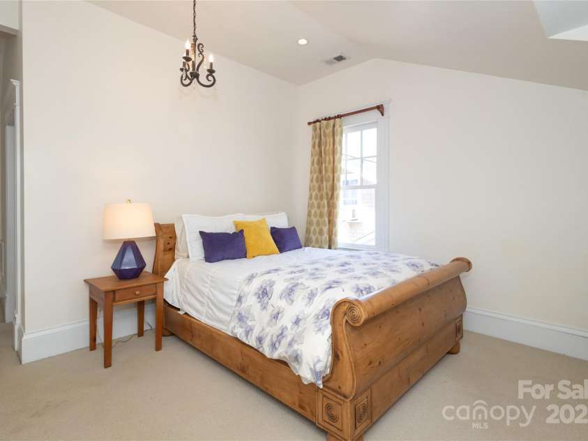 809 Worthington Avenue, Charlotte, NC 28203.  MLS# CAR4230687, YatesRealty ID 3769. Fourth bedroom with an adjacent bathroom