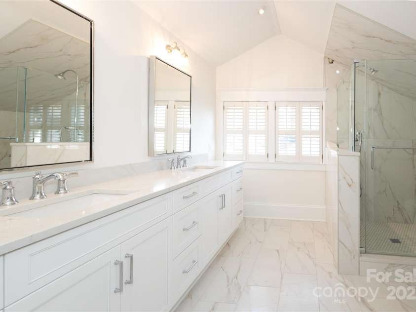 809 Worthington Avenue, Charlotte, NC 28203.  MLS# CAR4230687, YatesRealty ID 3769. Freshly updated primary bathroom
