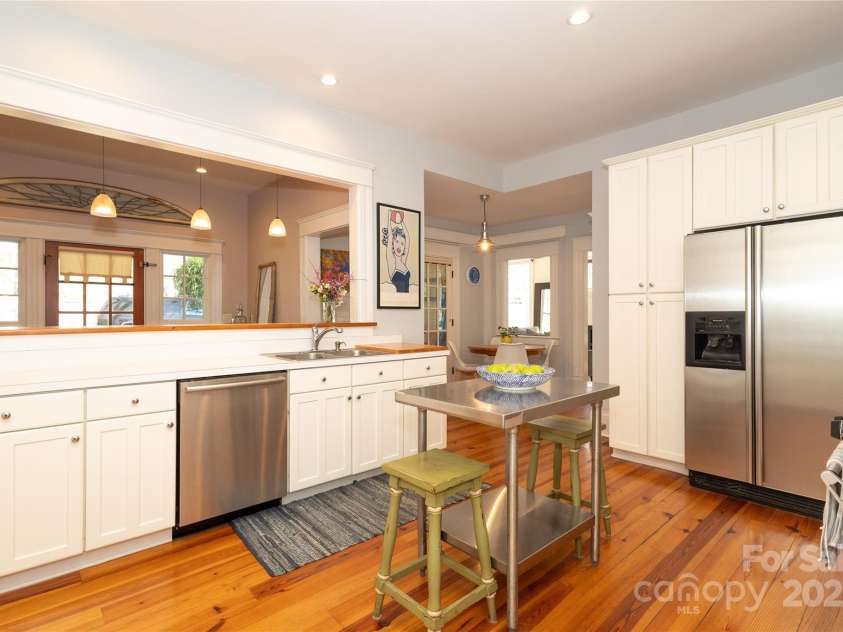 809 Worthington Avenue, Charlotte, NC 28203.  MLS# CAR4230687, YatesRealty ID 3769. Large kitchen with white cabinetry and stainless appliances