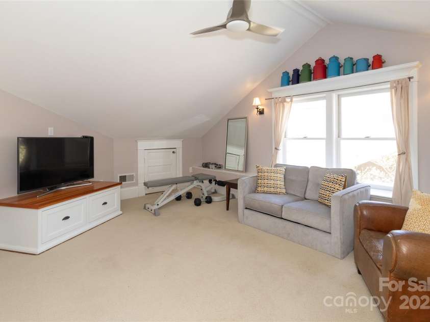 809 Worthington Avenue, Charlotte, NC 28203.  MLS# CAR4230687, YatesRealty ID 3769. Second floor multi purpose living space. A great place for TV watching, playroom exercise or home office