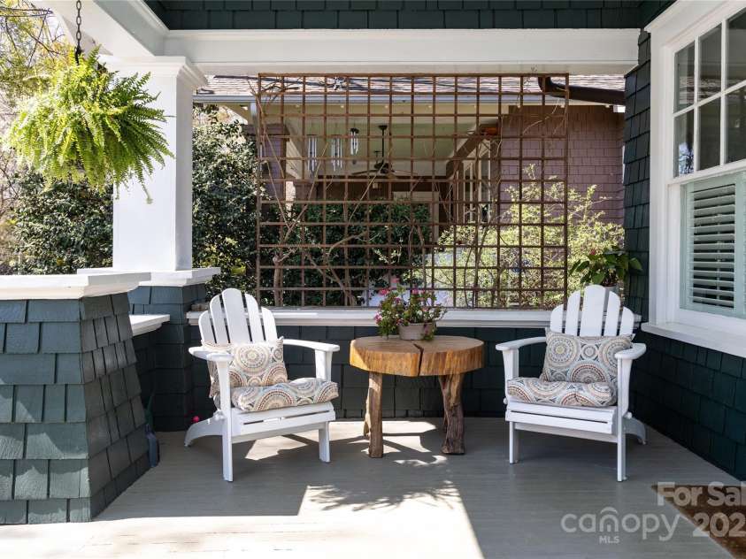809 Worthington Avenue, Charlotte, NC 28203.  MLS# CAR4230687, YatesRealty ID 3769. The quintessential front porch that Dilworth is famous for!