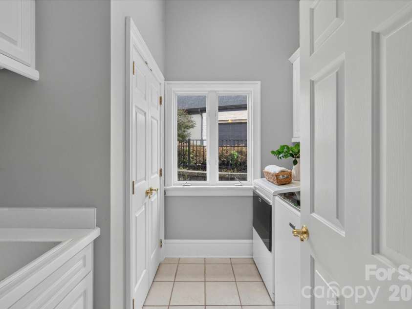 6812 Linkside Court, Charlotte, NC 28277.  MLS# CAR4402893, YatesRealty ID 37693. 