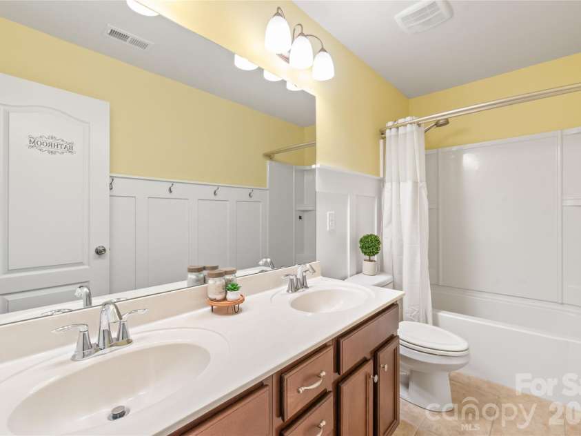 2656 Southern Trace Drive, Waxhaw, NC 28173.  MLS# CAR4399759, YatesRealty ID 37696. 