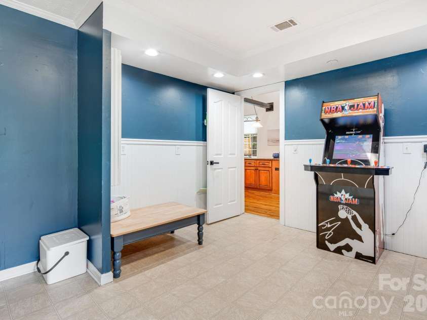 101 McFalls Road, Asheville, NC 28805.  MLS# CAR4254277, YatesRealty ID 3770. Large Entry Room with door to kitchen/ great room
