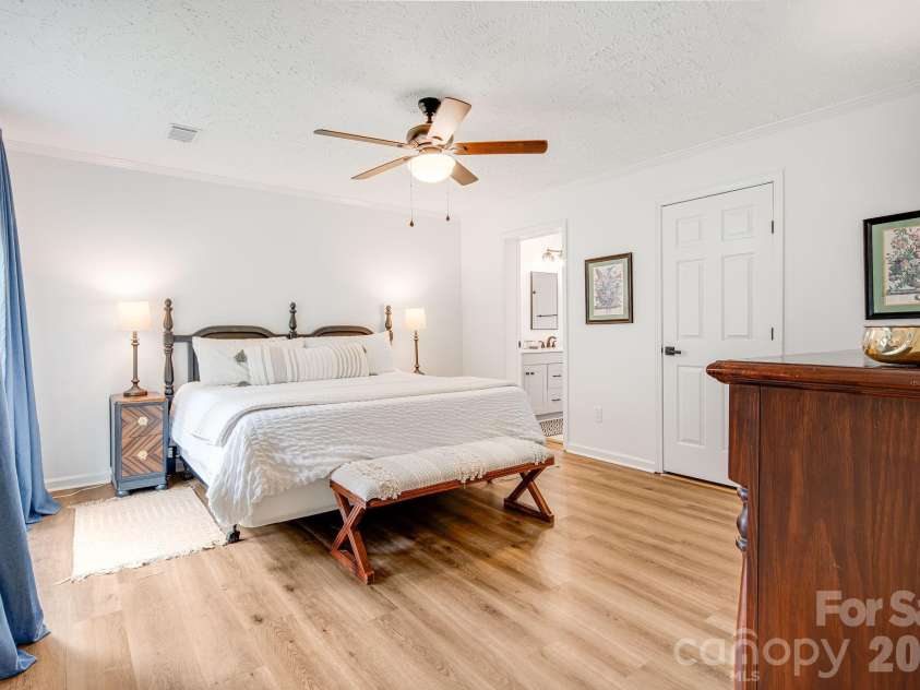 101 McFalls Road, Asheville, NC 28805.  MLS# CAR4254277, YatesRealty ID 3770. Main Floor Primary Bedroom Suite
