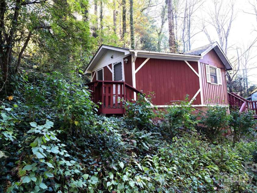 232 Glendale Avenue, Hendersonville, NC 28739.  MLS# CAR4194499, YatesRealty ID 3770. 