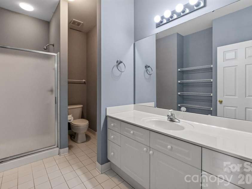 797 Peninsula Drive, Davidson, NC 28036.  MLS# CAR4403741, YatesRealty ID 37700. 2nd bathroom