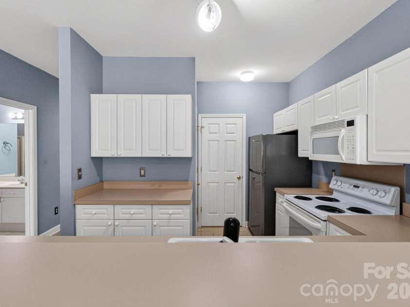797 Peninsula Drive, Davidson, NC 28036.  MLS# CAR4403741, YatesRealty ID 37700. 