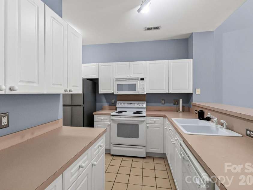 797 Peninsula Drive, Davidson, NC 28036.  MLS# CAR4403741, YatesRealty ID 37700. 