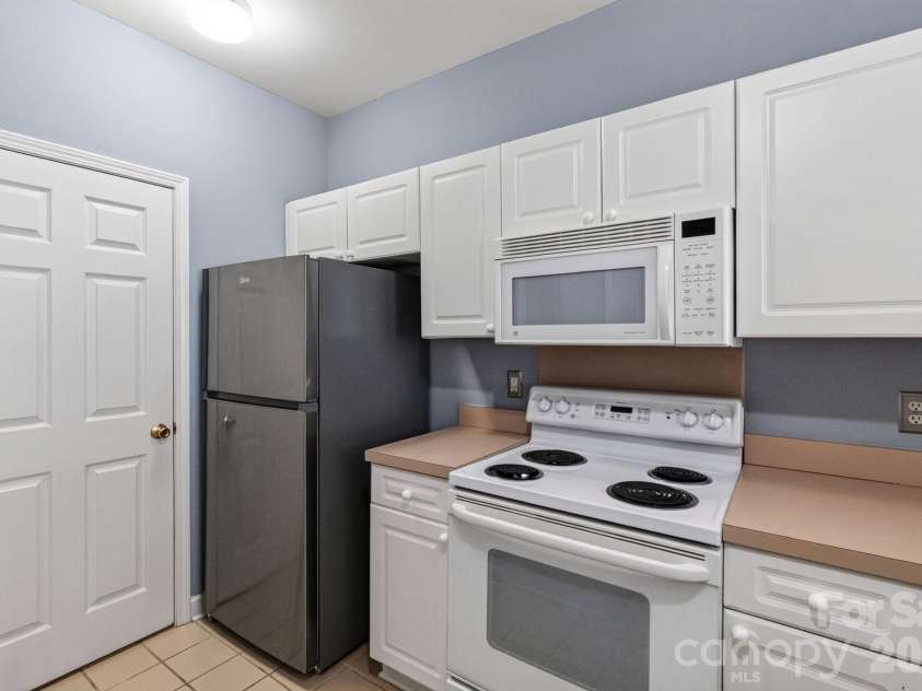 797 Peninsula Drive, Davidson, NC 28036.  MLS# CAR4403741, YatesRealty ID 37700. 