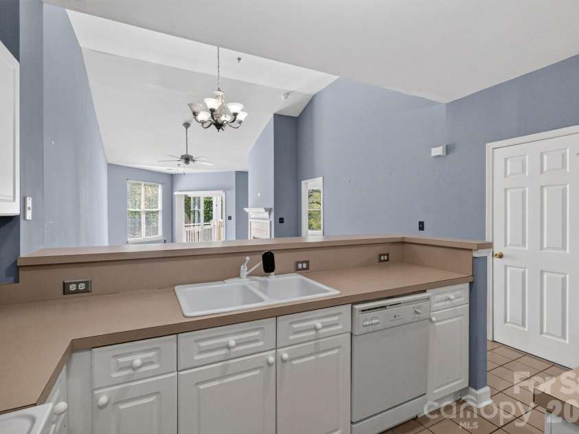 797 Peninsula Drive, Davidson, NC 28036.  MLS# CAR4403741, YatesRealty ID 37700. 