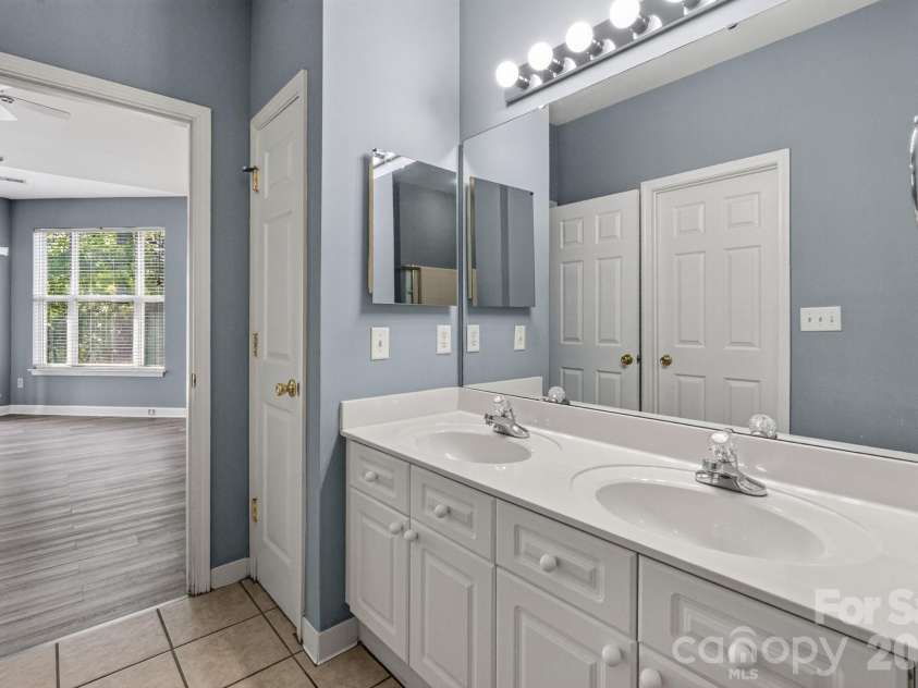 797 Peninsula Drive, Davidson, NC 28036.  MLS# CAR4403741, YatesRealty ID 37700. 