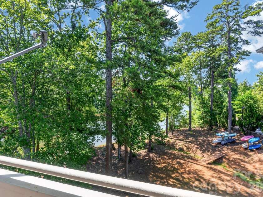 797 Peninsula Drive, Davidson, NC 28036.  MLS# CAR4403741, YatesRealty ID 37700. 