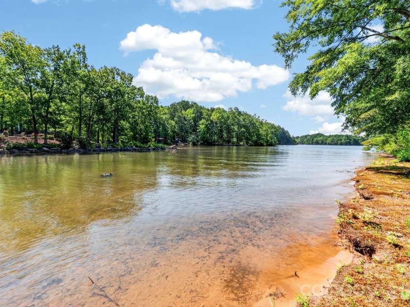 797 Peninsula Drive, Davidson, NC 28036.  MLS# CAR4403741, YatesRealty ID 37700. 