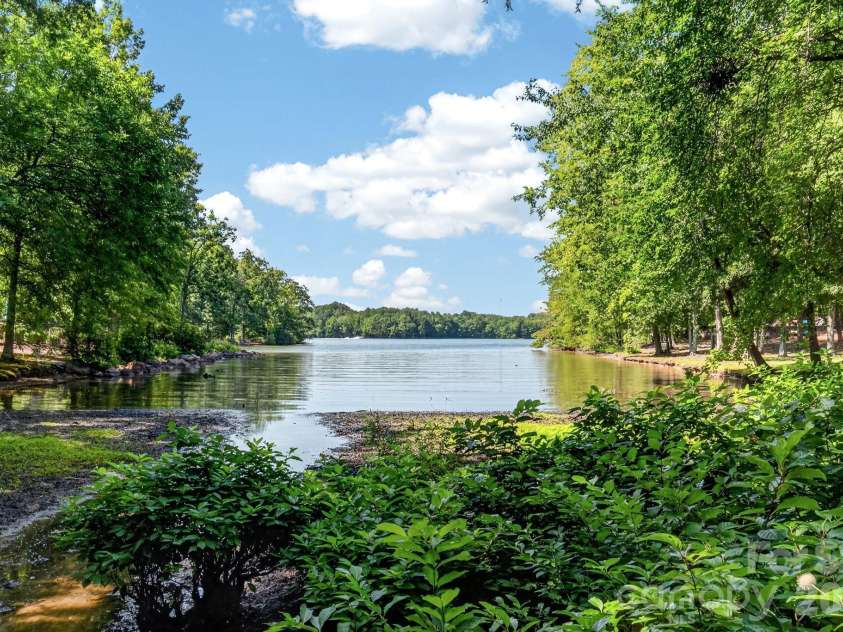 797 Peninsula Drive, Davidson, NC 28036.  MLS# CAR4403741, YatesRealty ID 37700. 