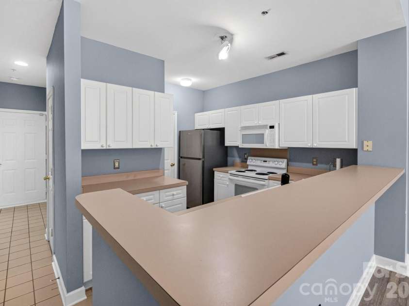 797 Peninsula Drive, Davidson, NC 28036.  MLS# CAR4403741, YatesRealty ID 37700. Kitchen