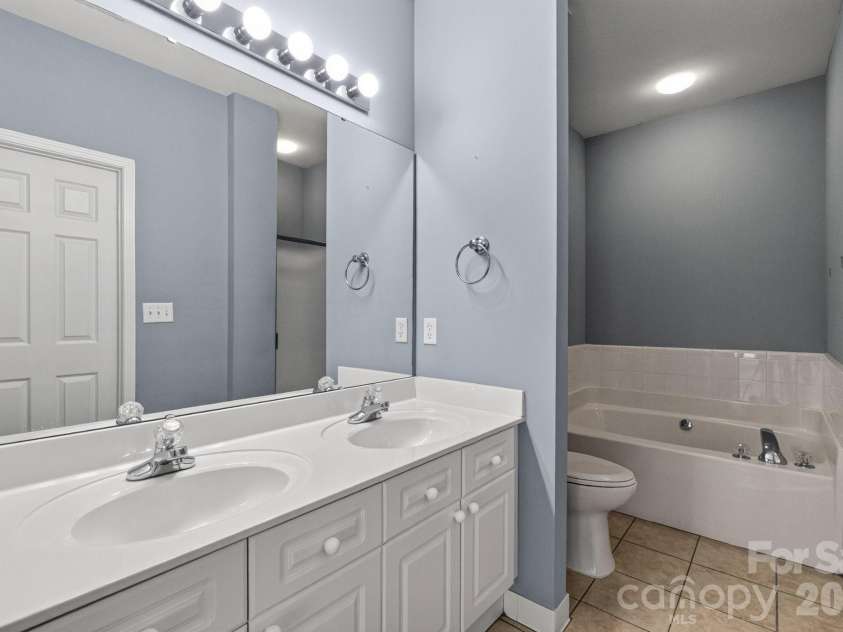 797 Peninsula Drive, Davidson, NC 28036.  MLS# CAR4403741, YatesRealty ID 37700. Primary bathroom