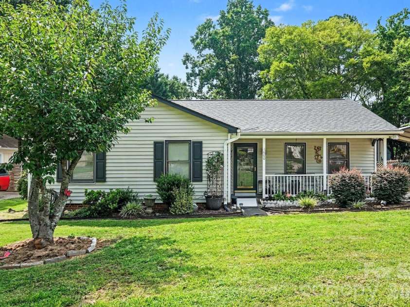 1600 Teddington Drive, Charlotte, NC 28214.  MLS# CAR4398022, YatesRealty ID 37704. 