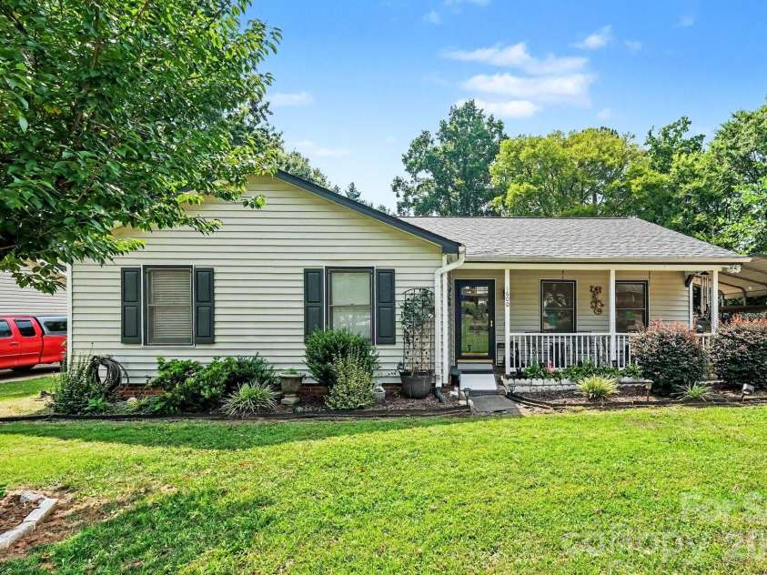 1600 Teddington Drive, Charlotte, NC 28214.  MLS# CAR4398022, YatesRealty ID 37704. 