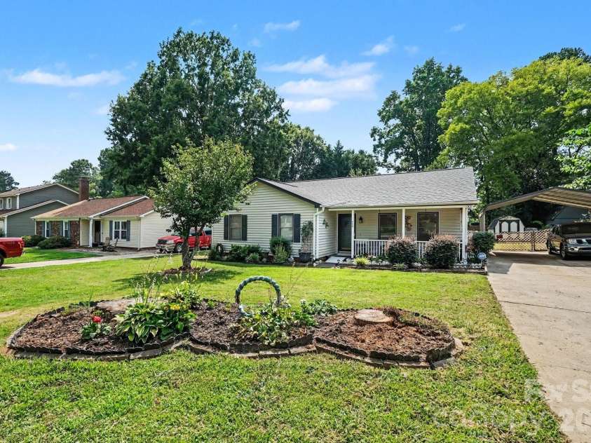 1600 Teddington Drive, Charlotte, NC 28214.  MLS# CAR4398022, YatesRealty ID 37704. 