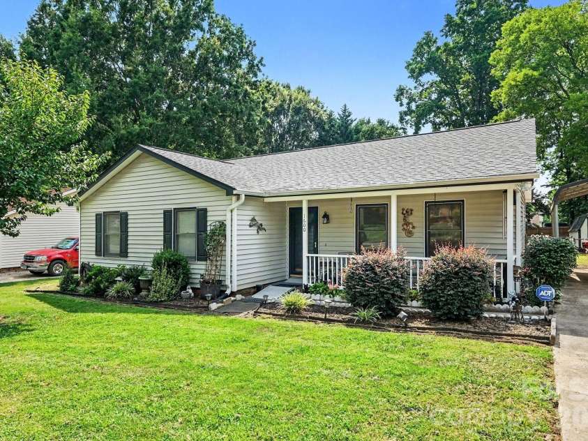 1600 Teddington Drive, Charlotte, NC 28214.  MLS# CAR4398022, YatesRealty ID 37704. 