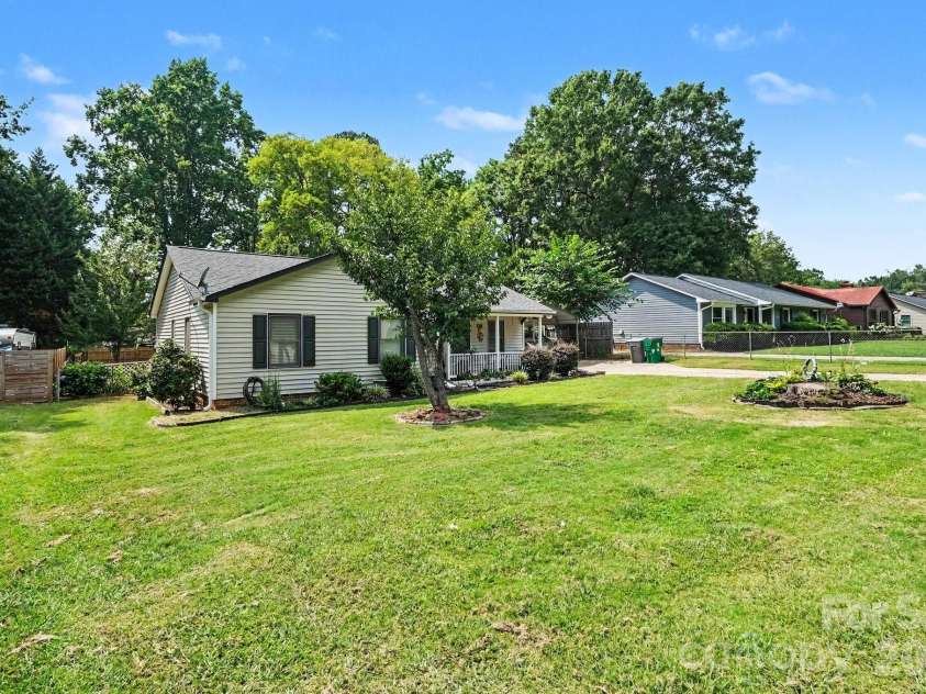 1600 Teddington Drive, Charlotte, NC 28214.  MLS# CAR4398022, YatesRealty ID 37704. 