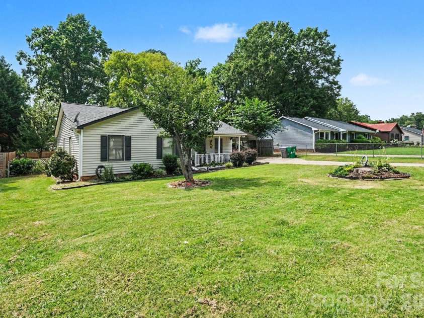 1600 Teddington Drive, Charlotte, NC 28214.  MLS# CAR4398022, YatesRealty ID 37704. 