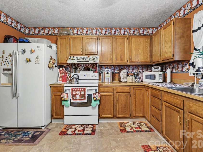 1600 Teddington Drive, Charlotte, NC 28214.  MLS# CAR4398022, YatesRealty ID 37704. 