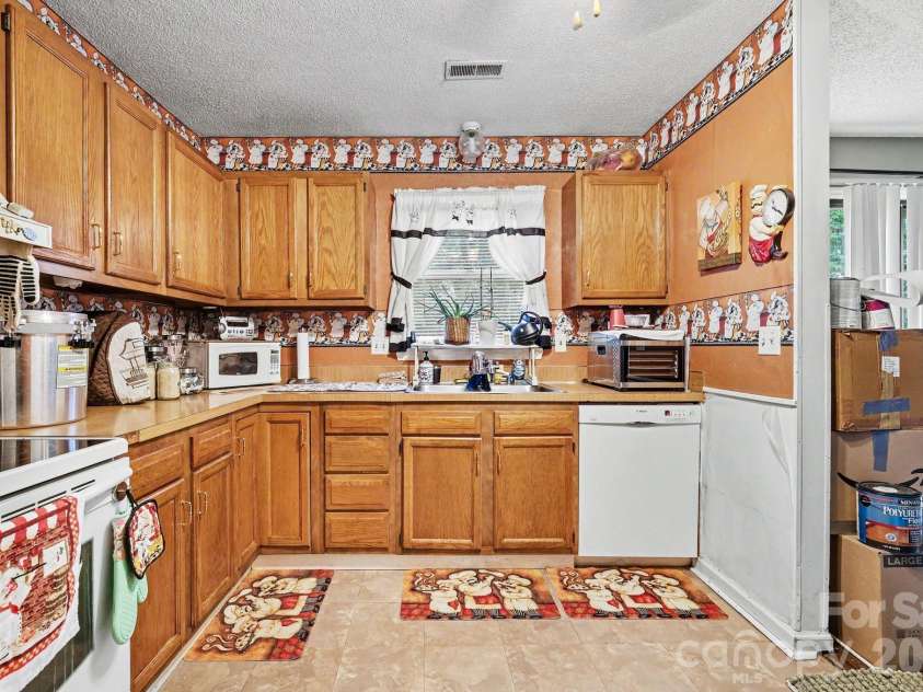 1600 Teddington Drive, Charlotte, NC 28214.  MLS# CAR4398022, YatesRealty ID 37704. 